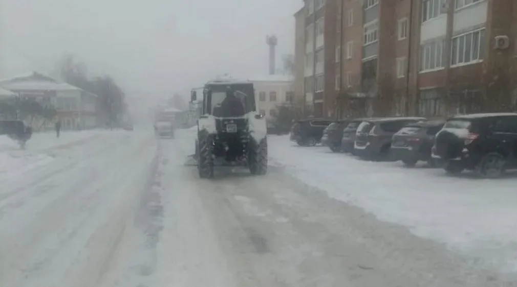 С последствиями снегопада борются во всех районах Брянской области