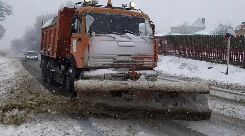 В Комаричском районе Брянщины на уборке снега задействована вся техника