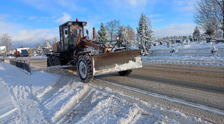 На Брянщине в Мглинском районе активно расчищают от снега центральные дороги