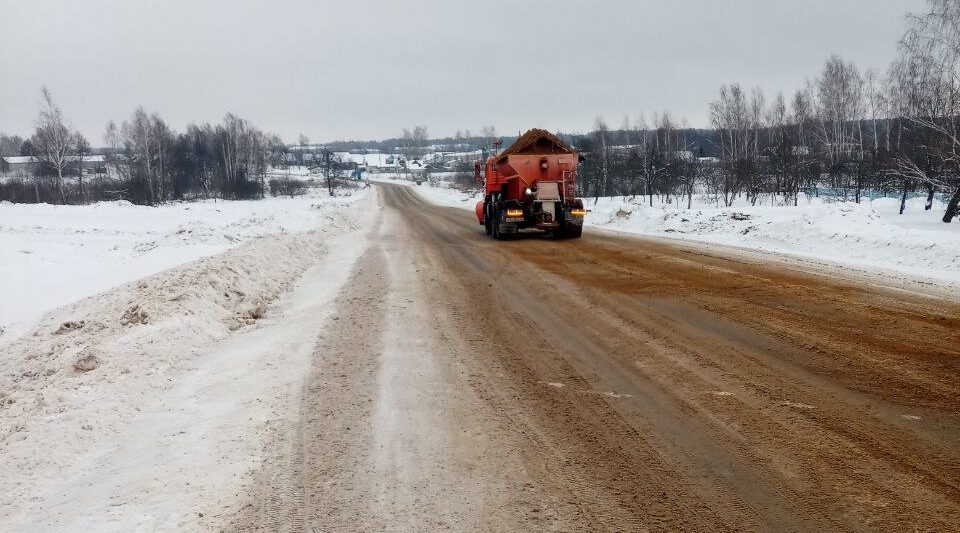 На Брянщине продолжается работа по очистке и обработке автодорог от снега и наледи