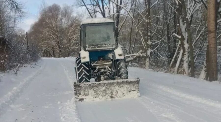 В Почепском районе Брянской области продолжается уборка снега