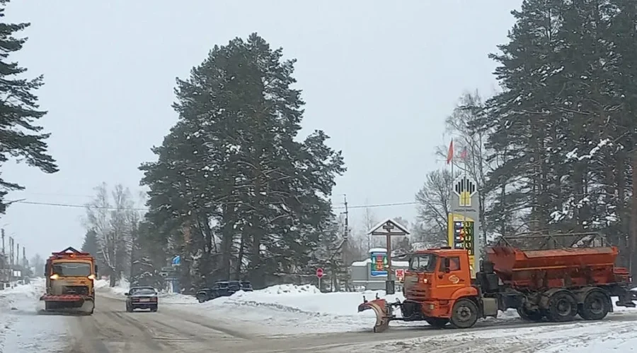 В муниципалитетах Брянской области расчищают улицы и дороги от снега