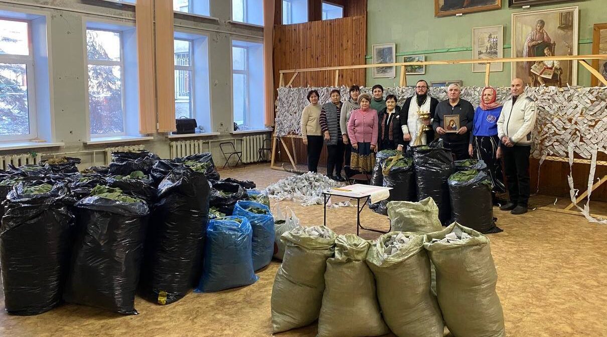 Благочинный Навлинского церковного округа освятил очередную партию маскировочных сетей