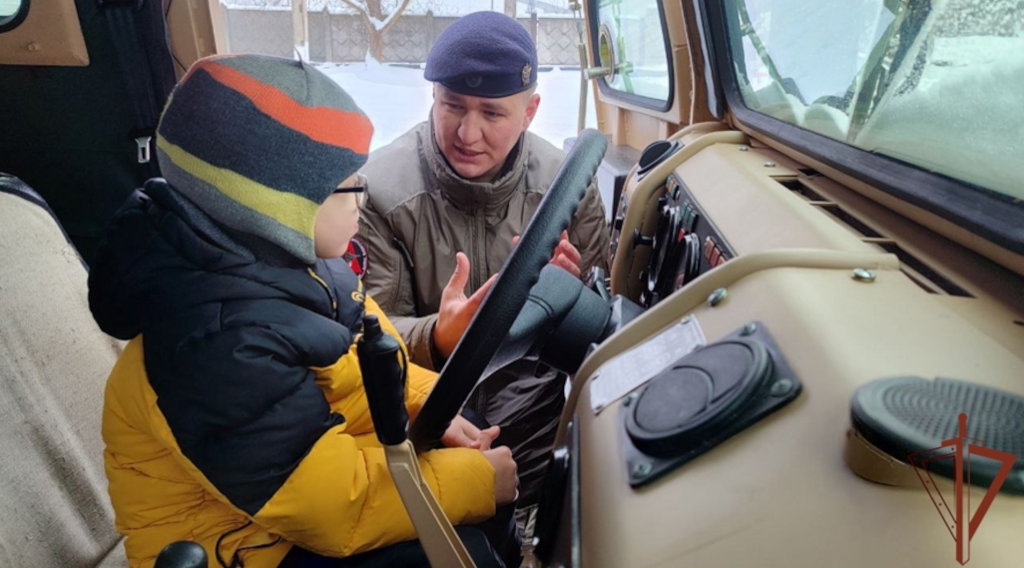 Бойцы спецназа исполнили новогоднее желание семилетнего Степана из Брянска
