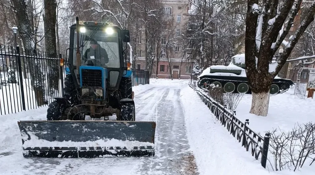 Улицы Брянска продолжают убирать от снега
