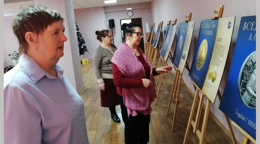 Навлинские волонтеры посетили выставку