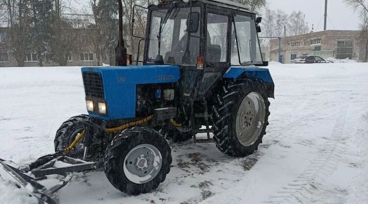 В Навлинском районе продолжили борьбу со снегом
