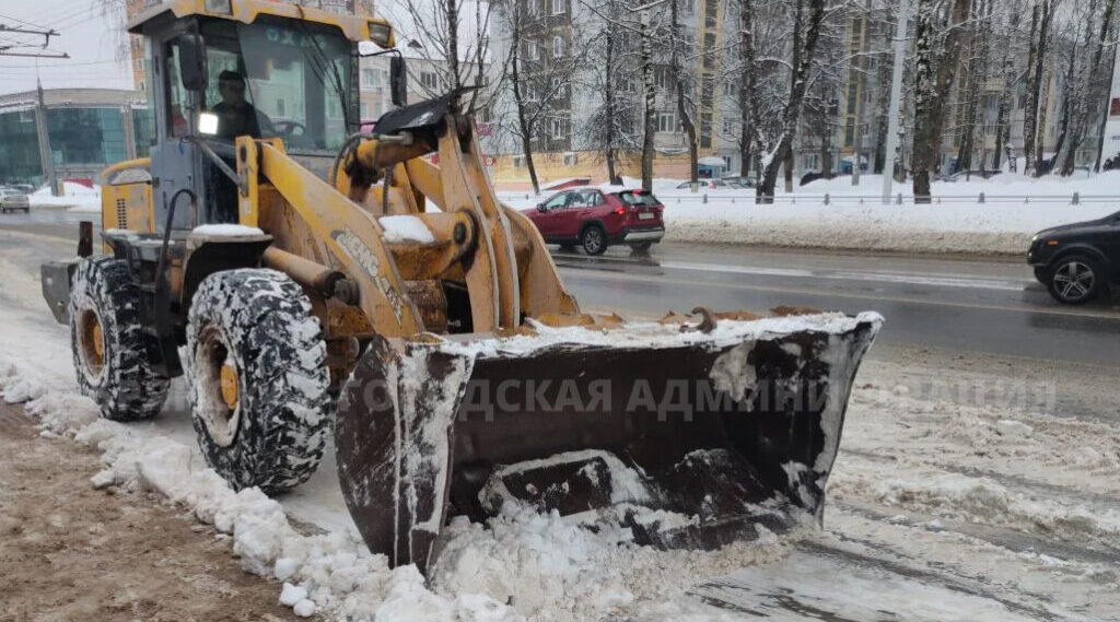 С брянских улиц снег убирают 75 спецмашин
