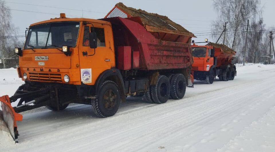 На Брянщине ведется очистка и обработка дорог противогололедной смесью