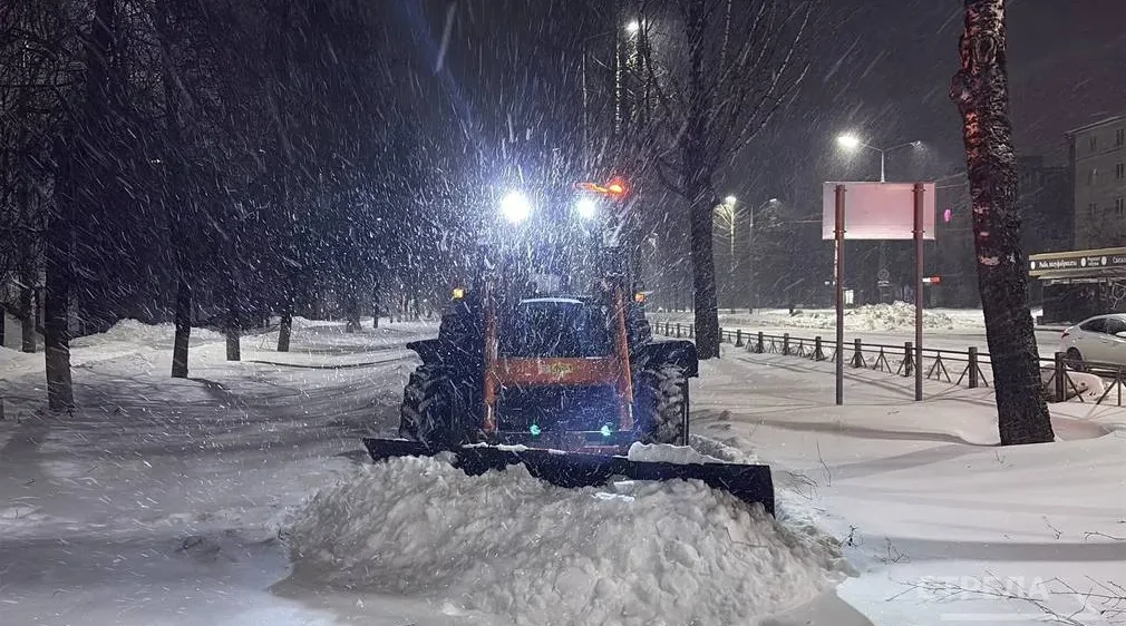 Дорожники работают в ночную смену, пока Брянск спит