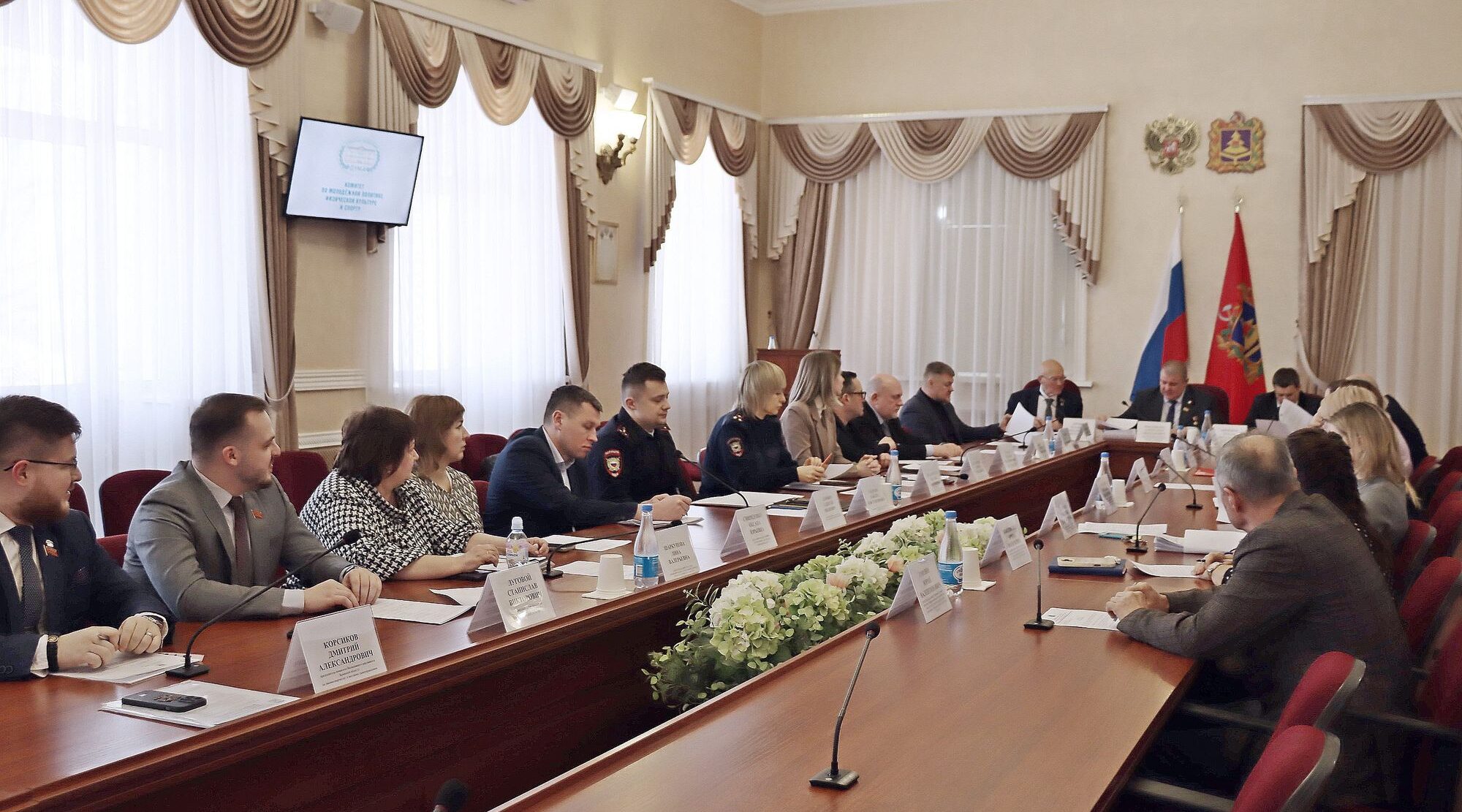 На заседании Брянской облдумы обсудили вопросы развития физкультуры и спорта в Дятьковском районе