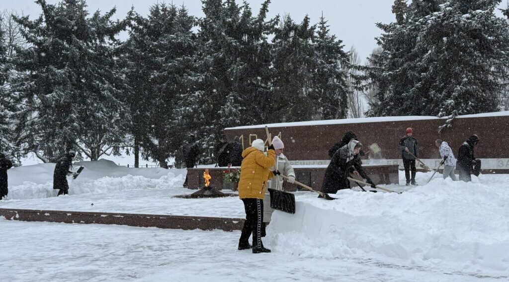 Брянский «Снежный десант»  вышел на борьбу со снегопадом