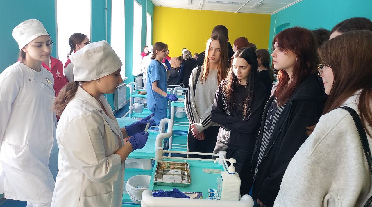 Школьники Навлинского района посетили медицинский техникум