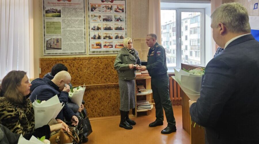 Семьям погибших брянских героев СВО передали ордена Мужества