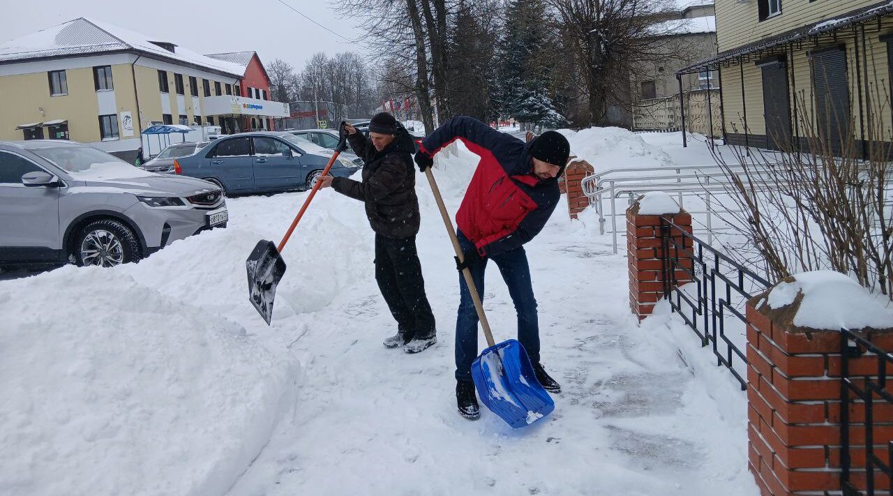 Жители Навли объединились в борьбе с последствиями снегопада