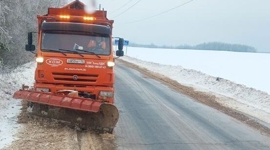 На Брянщине продолжают обрабатывать автодороги песко-соляной смесью