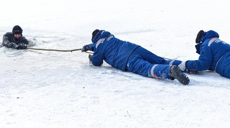 Брянцам напомнили правила поведения на льду в экстренных ситуациях
