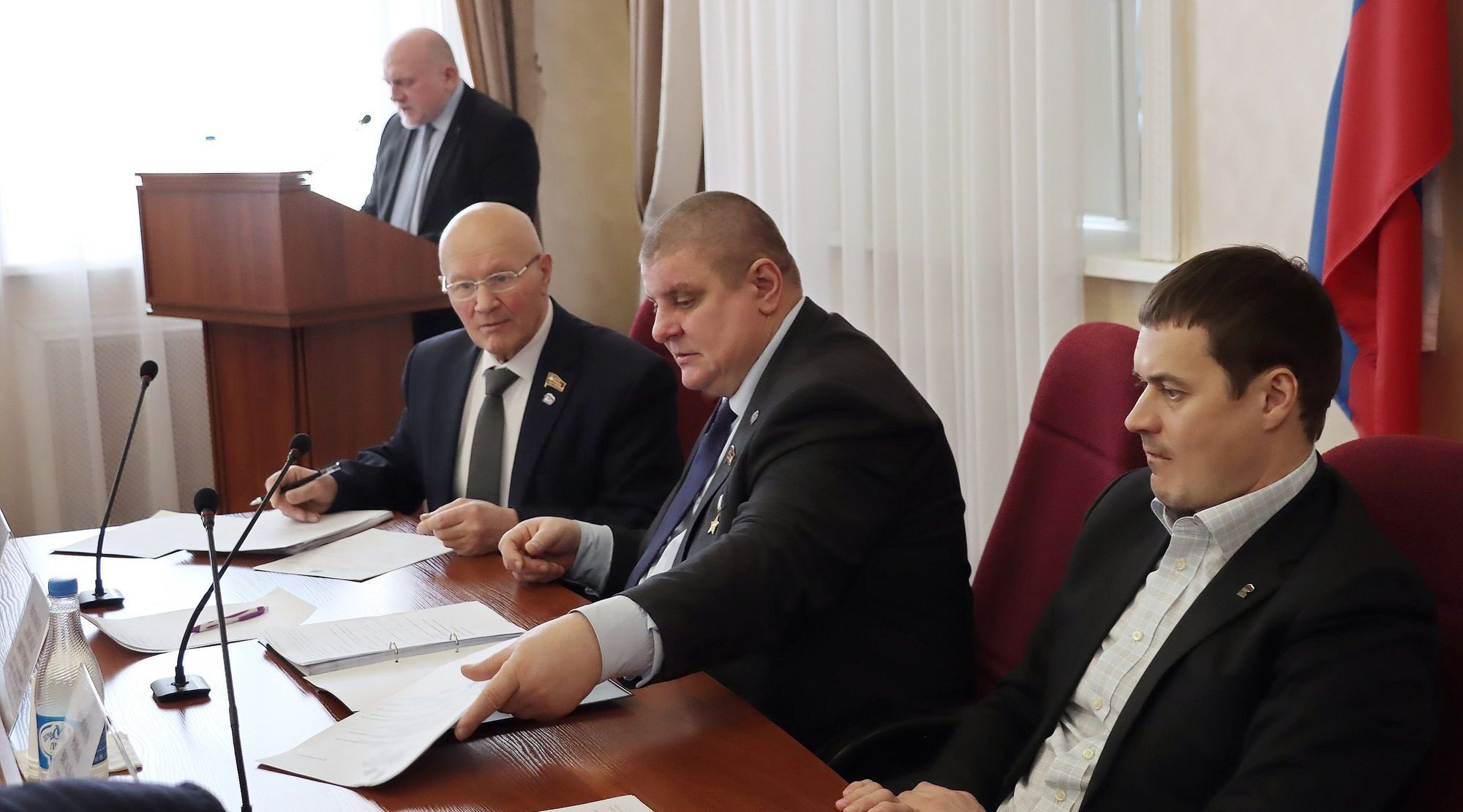 В Брянской областной Думе обсудили вопросы развития спорта и молодёжной политики