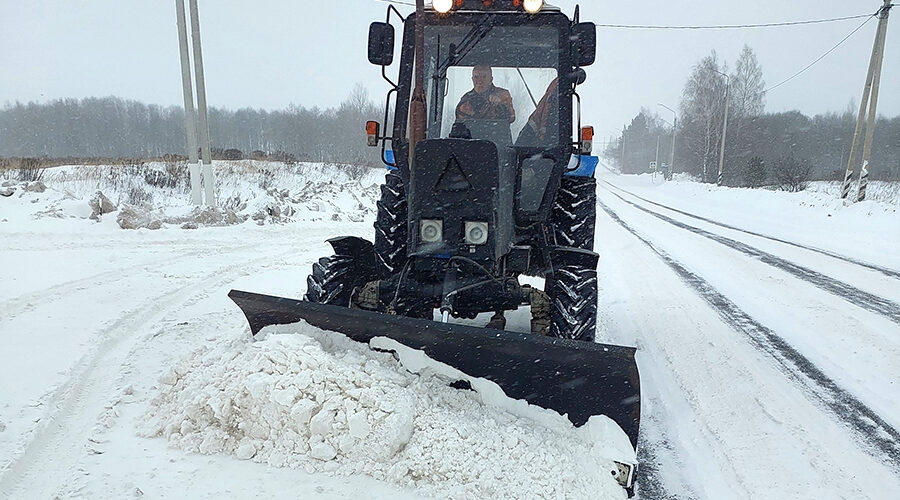 В Брянском регионе продолжают расчищать и обрабатывать автодороги