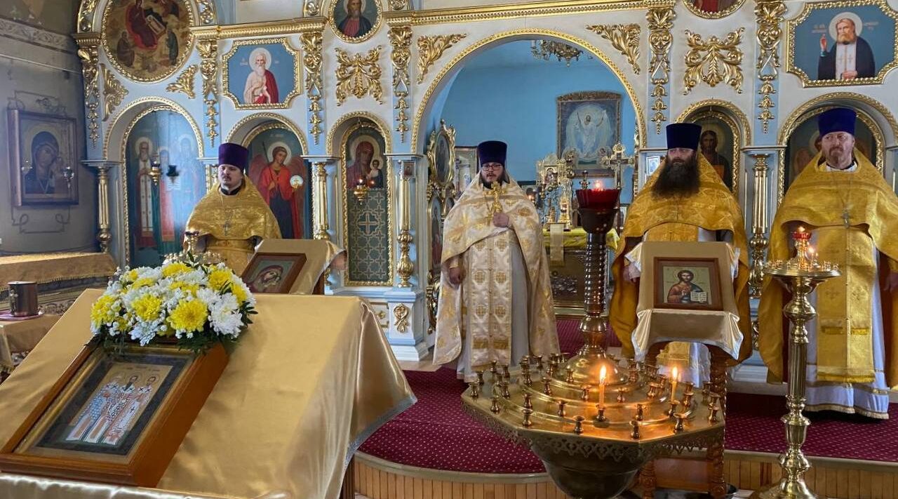 В храме состоялось соборное богослужение к 37-летию с начала литургической жизни на Навлинской земле