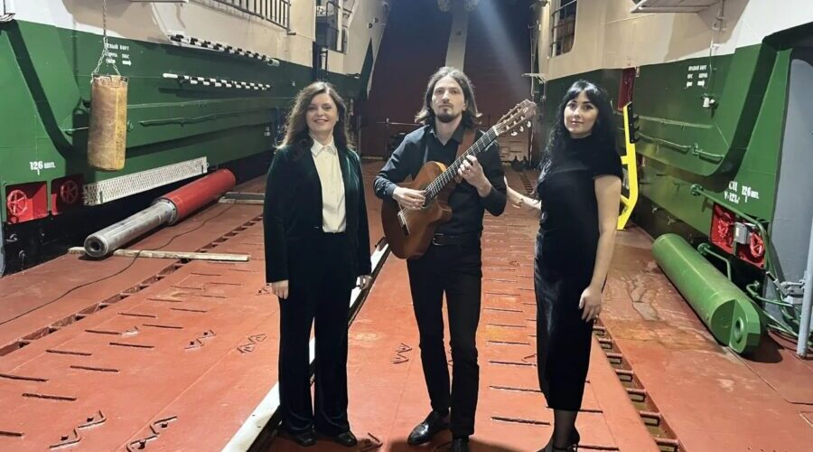 Коллектив музыкантов из Брянска дал концерт в трюме боевого корабля