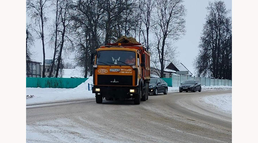 В Брянской области продолжаются работы по очистке автодорог от снега