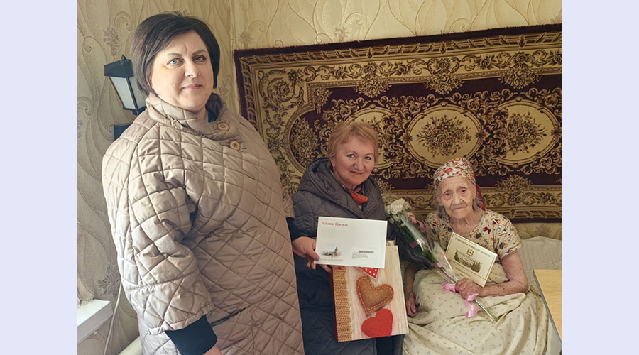 В Навле поздравили труженицу тыла со 100-летним юбилеем