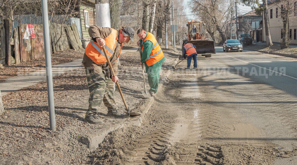 Специалисты дорожной службы чистят и моют улицы Брянска