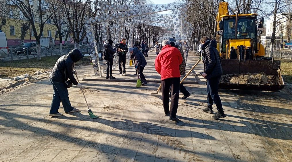 В Брянске очистили от мусора зоны отдыха и места воинских захоронений