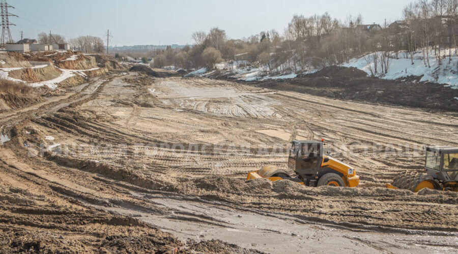 В Брянске в основание дороги-дублера укладывают геотекстиль