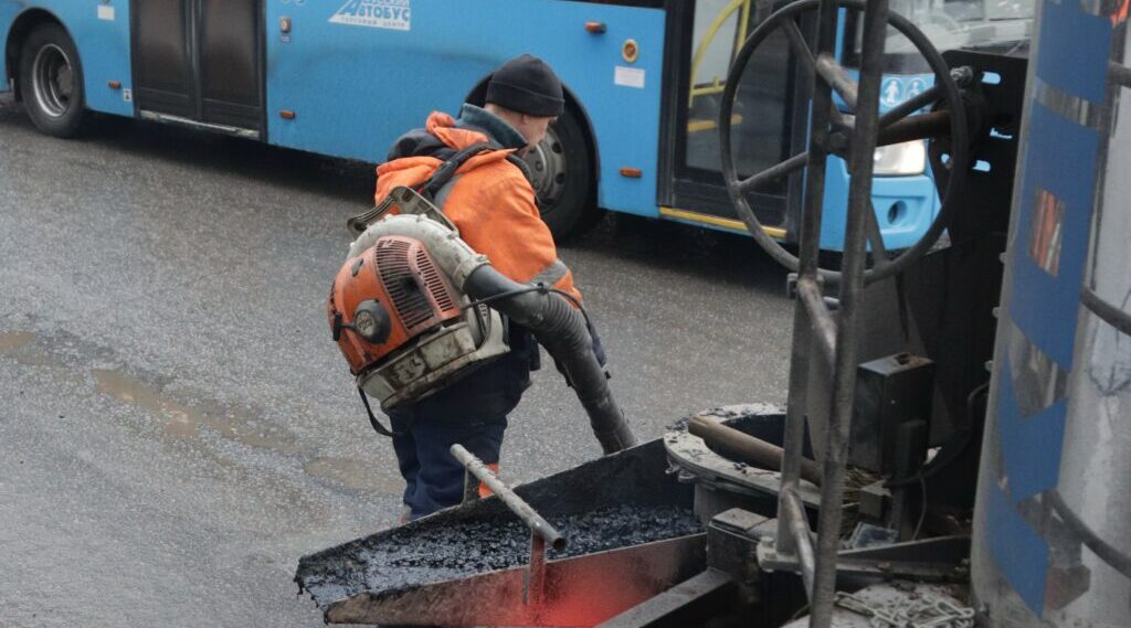 На брянских дорогах продолжается ямочный ремонт