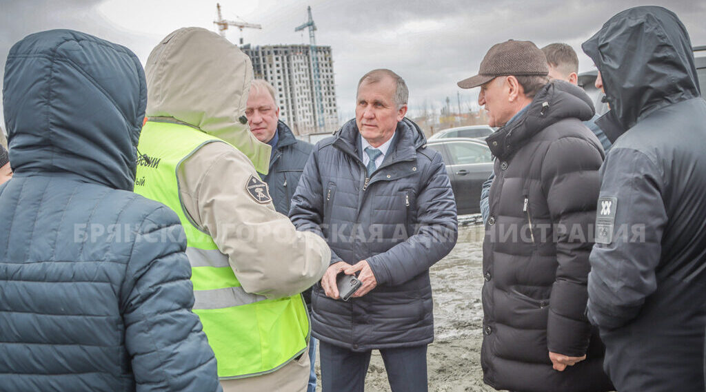 Александр Макаров контролирует строительство нового дошкольного учреждения в Брянске