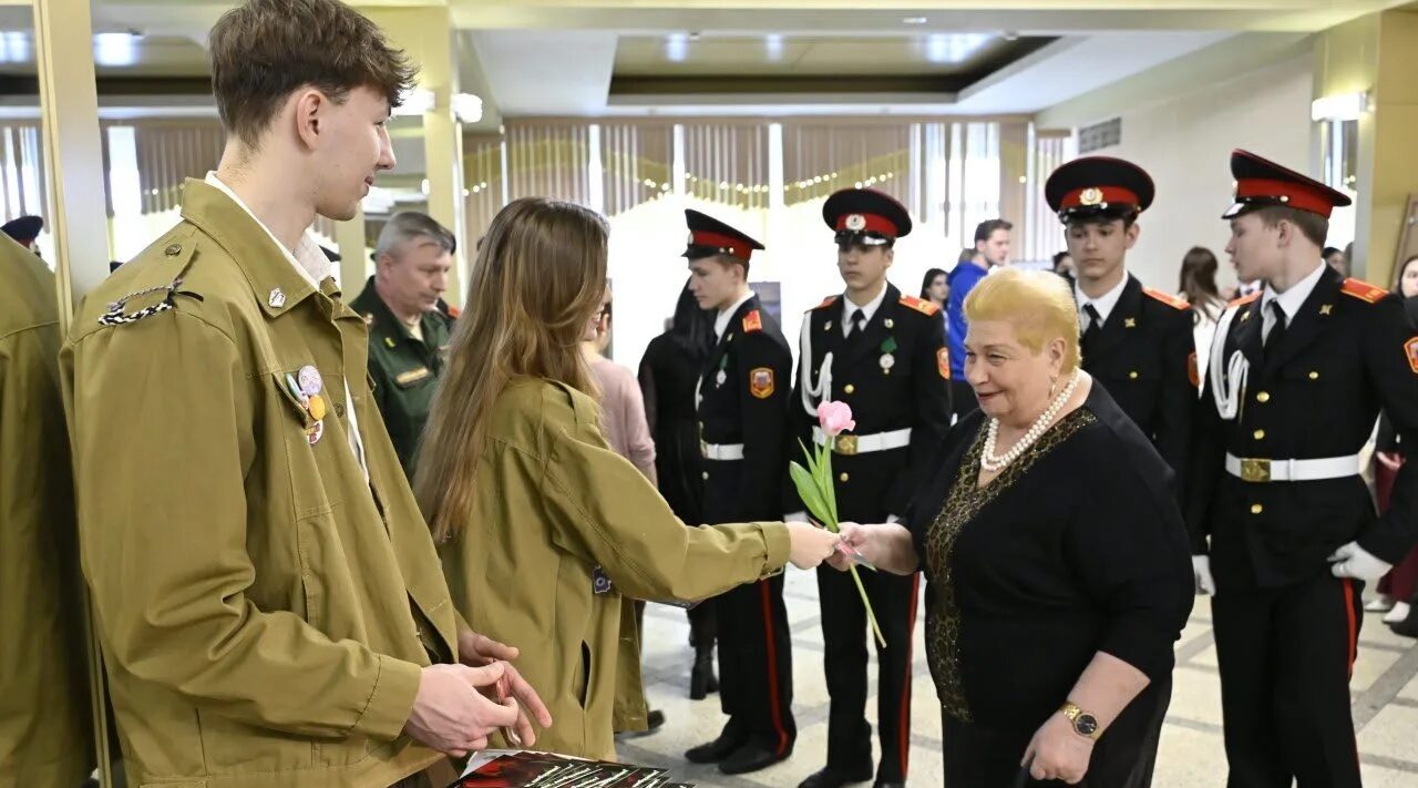 В преддверии праздника в Брянске чествовали женщин — Героев