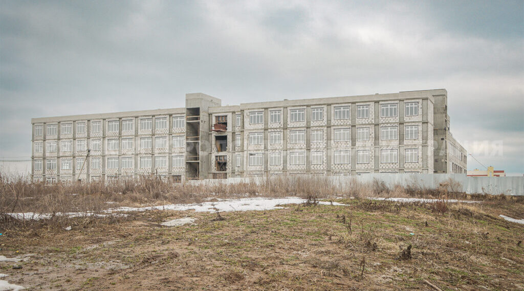 В строящейся школе на улице Амосова в Брянске завершается монтаж крыши