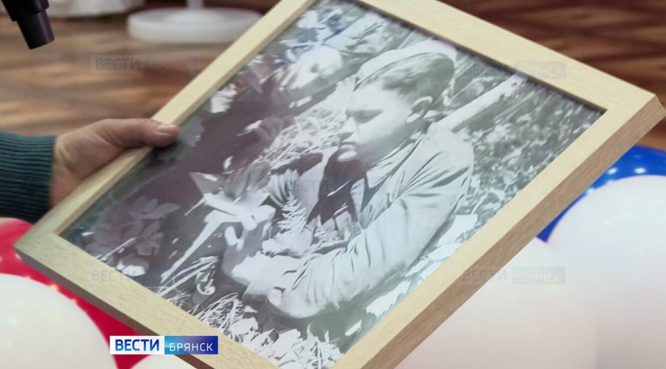 Жительнице Брянской области московские школьники передали портрет ее родственника-фронтовика