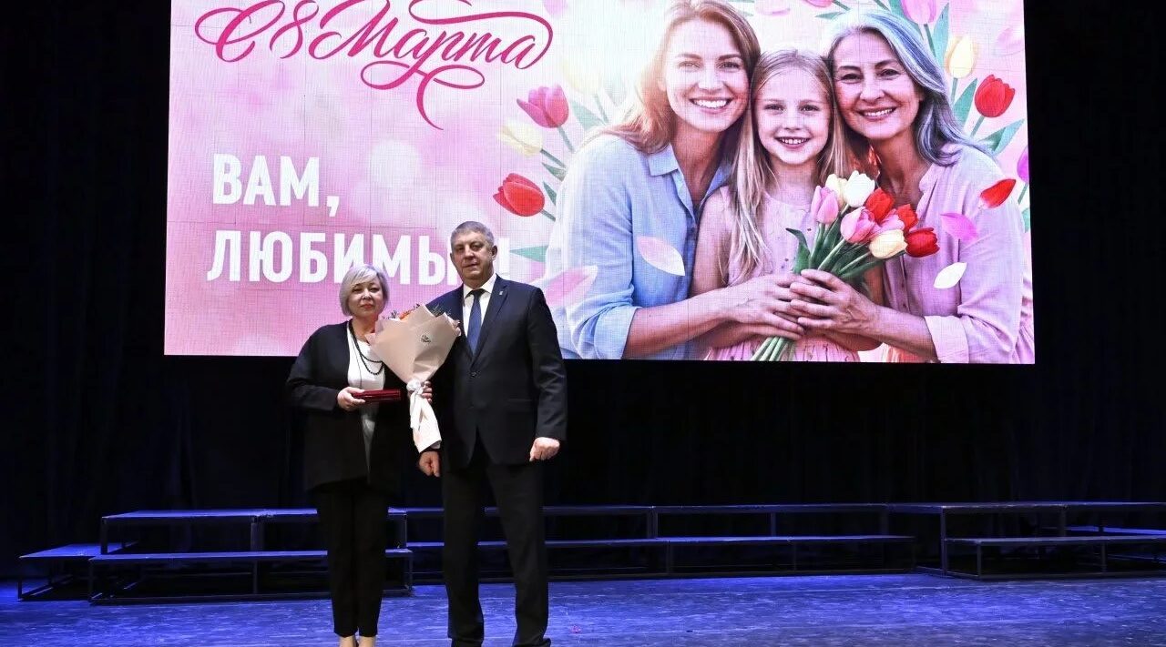 Накануне 8 Марта глава Брянщины поздравил женщин с праздником