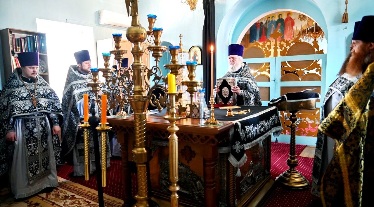 Секретарь Брянской епархии совершил литургию Преждеосвященных Даров в храме поселка Навля