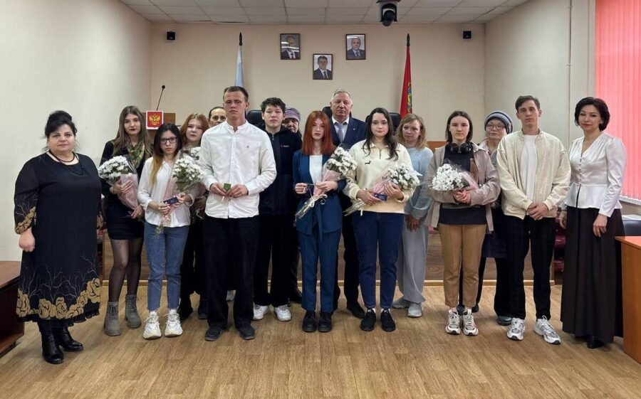 В брянском Стародубе вручили ключи от нового жилья 12 детям-сиротам