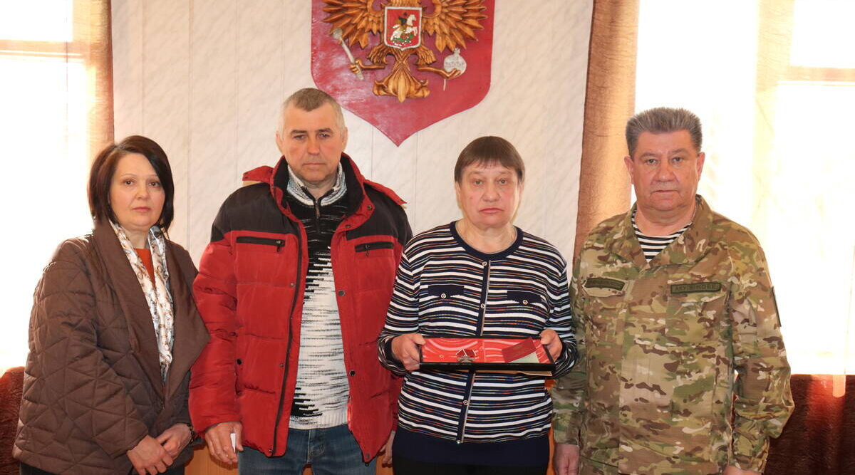 В брянском Стародубе матери защитника Отечества вручили орден Мужества (посмертно)