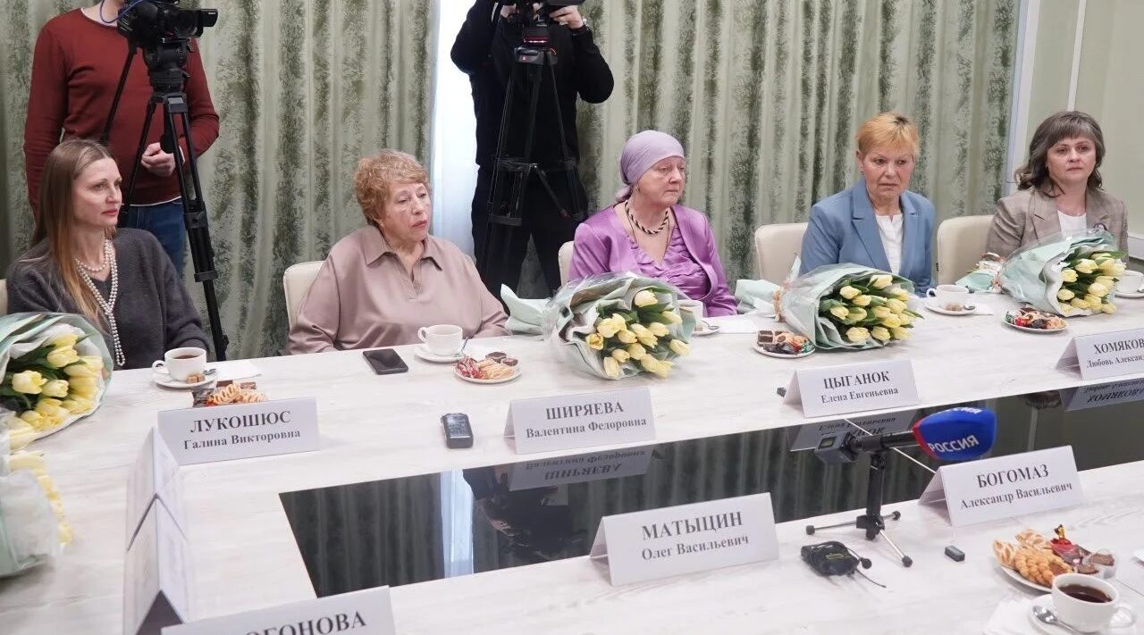 Брянский губернатор в преддверии 8 Марта провел встречу  с мамами и вдовами  Героев