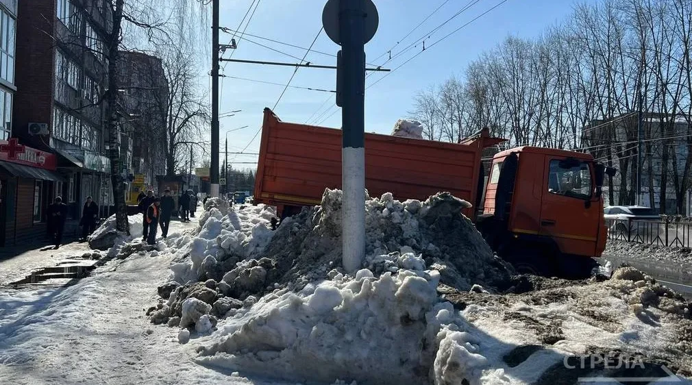 В Брянске продолжают убирать улицы от снега