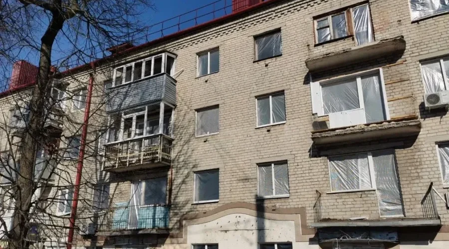 Последствия ракетного удара по Брянску устраняют 17 строительных организаций