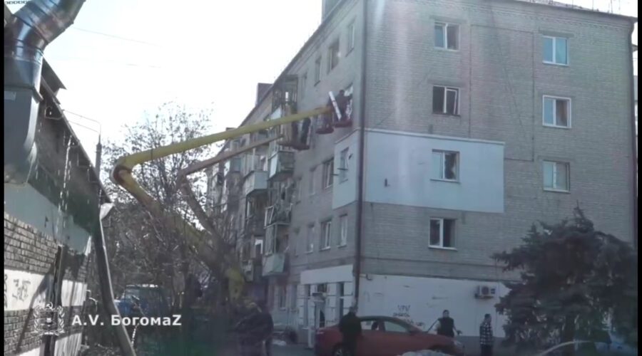 В Брянске устраняют последствия ракетного удара ВСУ по жилым домам