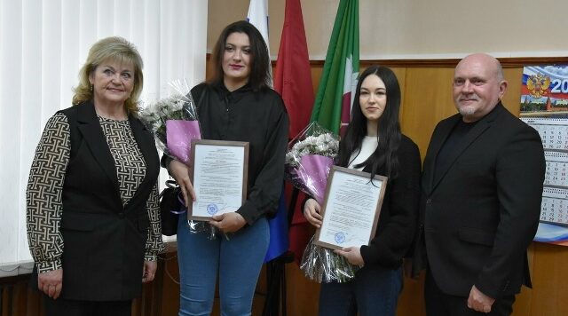 В брянском Дятьково сиротам вручили сертификаты на приобретение благоустроенного жилья