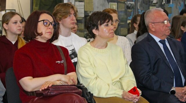 На «Партизанской поляне» в Брянске открылась выставка «И гаснет мир. И отлетают души…»