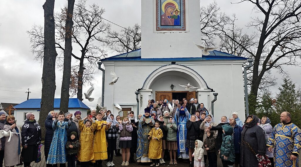 В Навле в праздник Благовещения Пресвятой Богородицы на приходе Казанского храма выпустили голубей