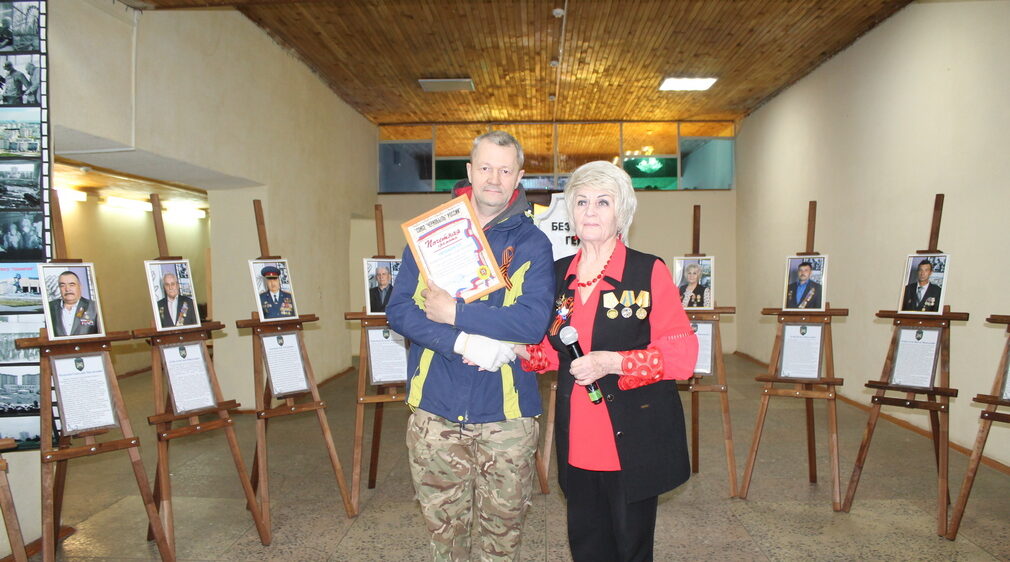 В поселке Локоть прошло открытие выставки фотопроекта «Без войны – герои»