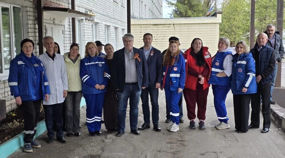 В Навле поздравили работников скорой помощи