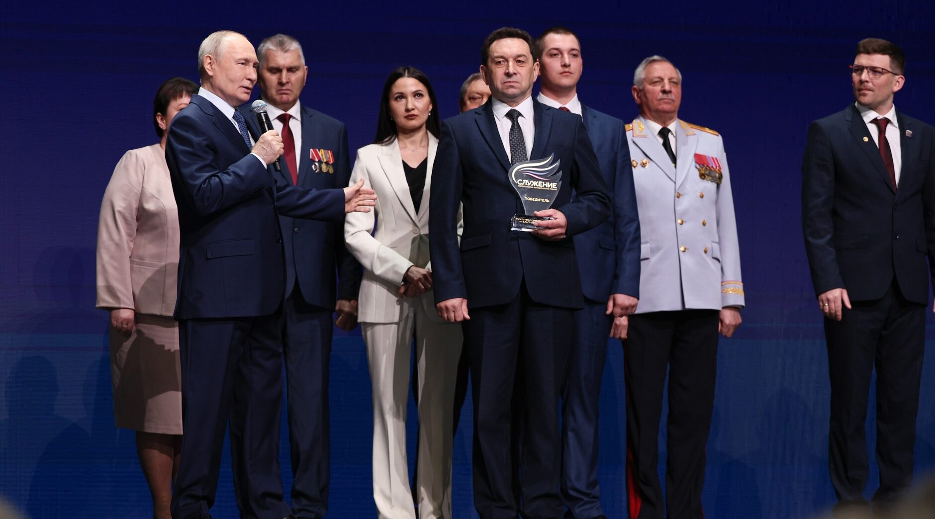 Владимир Путин наградил Александра Подольного за проект помощи жителям приграничья