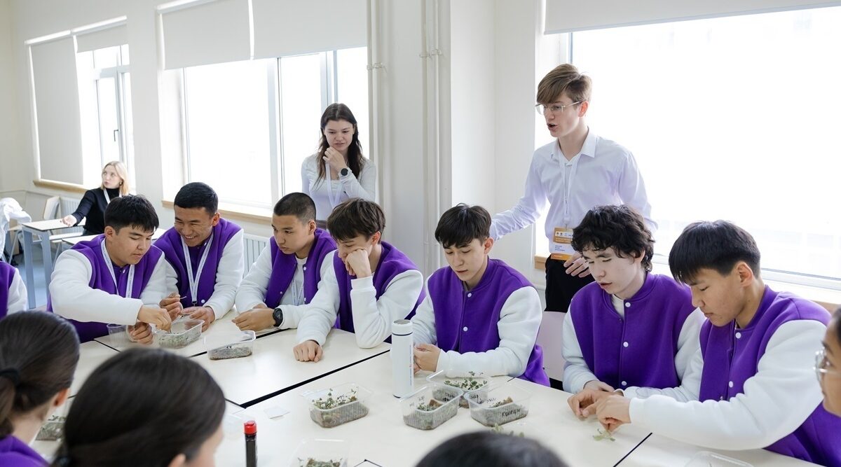 На II Саммите талантов в Казахстане брянский школьник презентовал космический проект